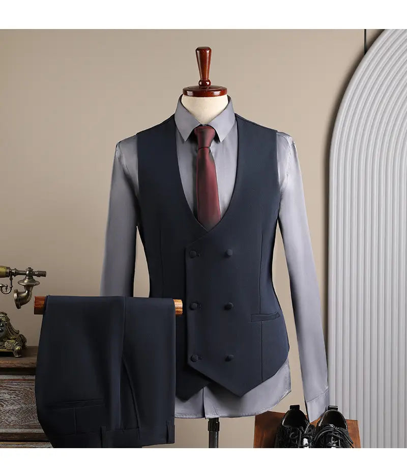 Gilet de costume d’affaires pour homme bleu marine slim fit à double boutonnage avec pantalon assorti et chemise habillée grise, idéal pour les occasions d’affaires en mode masculine et de soirées décontractées.