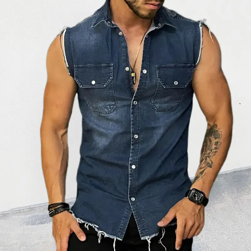 Herren-Jeans-Trägershirt ohne Ärmel im Streetwear-Stil aus dunkelblauem Denim mit ausgefransten Kanten und zwei Brusttaschen.