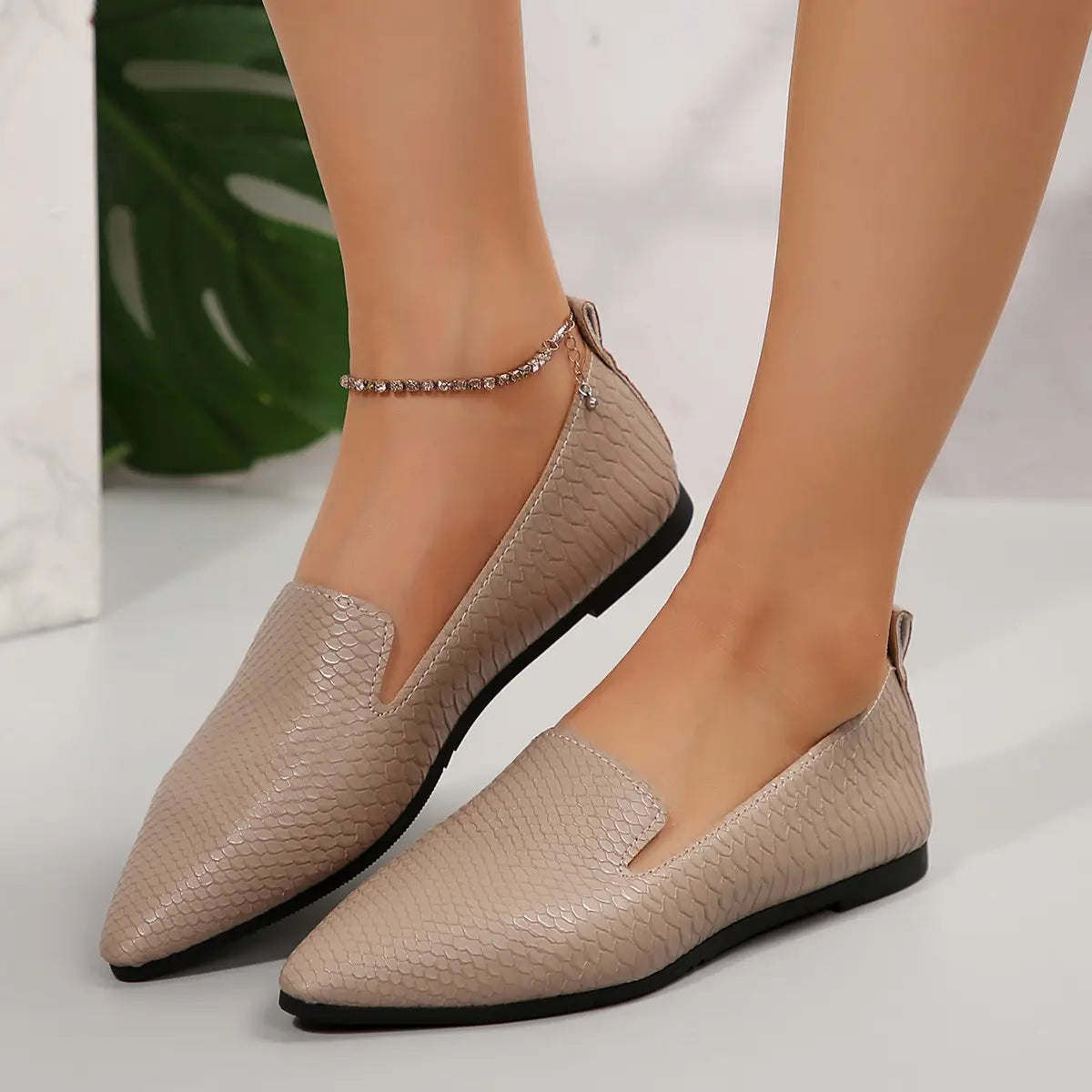 Mocasines tipo mocasín de cuero color beige con estampado de piel de serpiente, punta afilada, fáciles de poner, con diseño elegante y suela de goma negra.