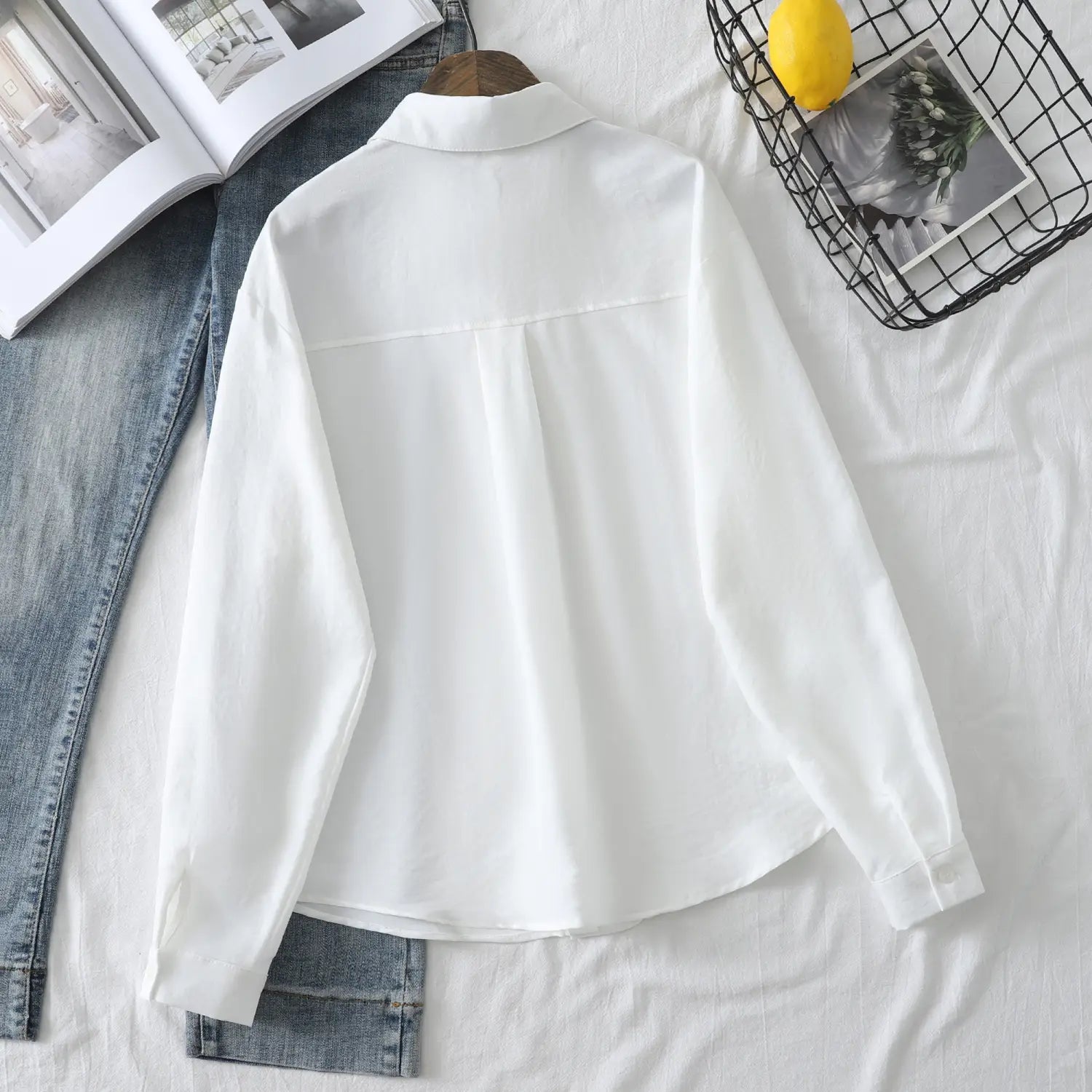 weiße Damen-Casualbluse aus Baumwollmischgewebe mit langen Ärmeln mit klassischem Kragen und dezenten Falten im Rücken, von der Rückseite gezeigt