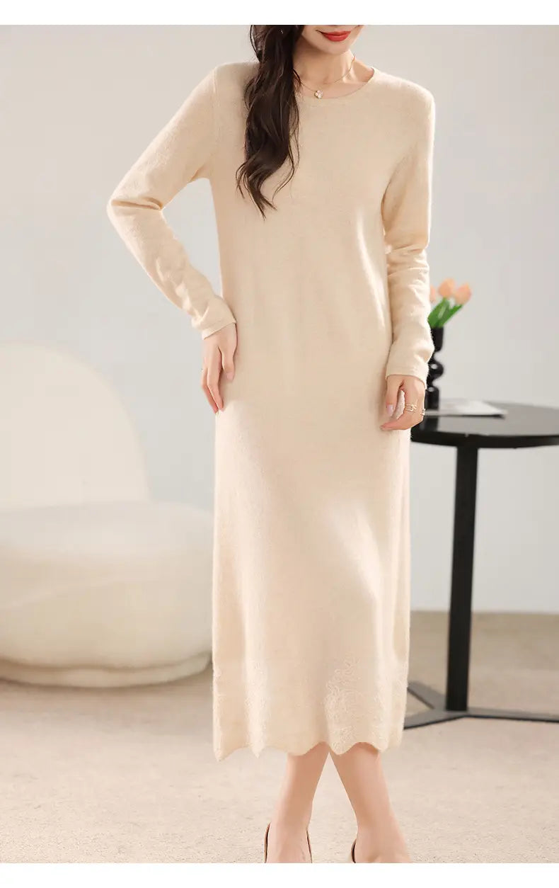 Beiges Wollstrickkleid mit langen Ärmeln und gesäumtem Volantabschluss in Midi-Länge.