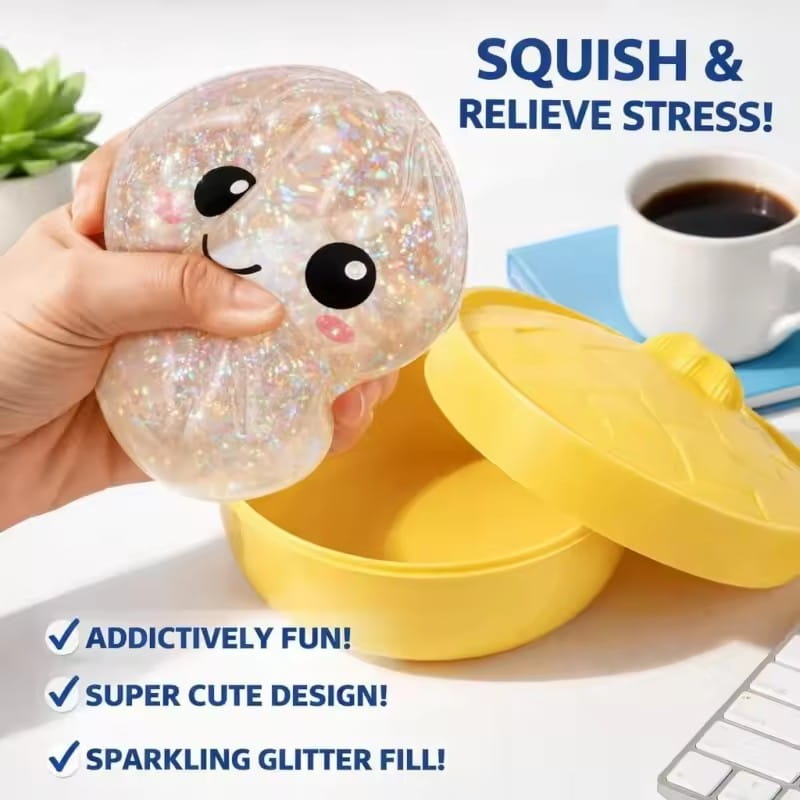 juguete exprimible de panecillo al vapor translúcido relleno de purpurina, con un diseño de carita adorable, dentro de un recipiente blanco para vapor.