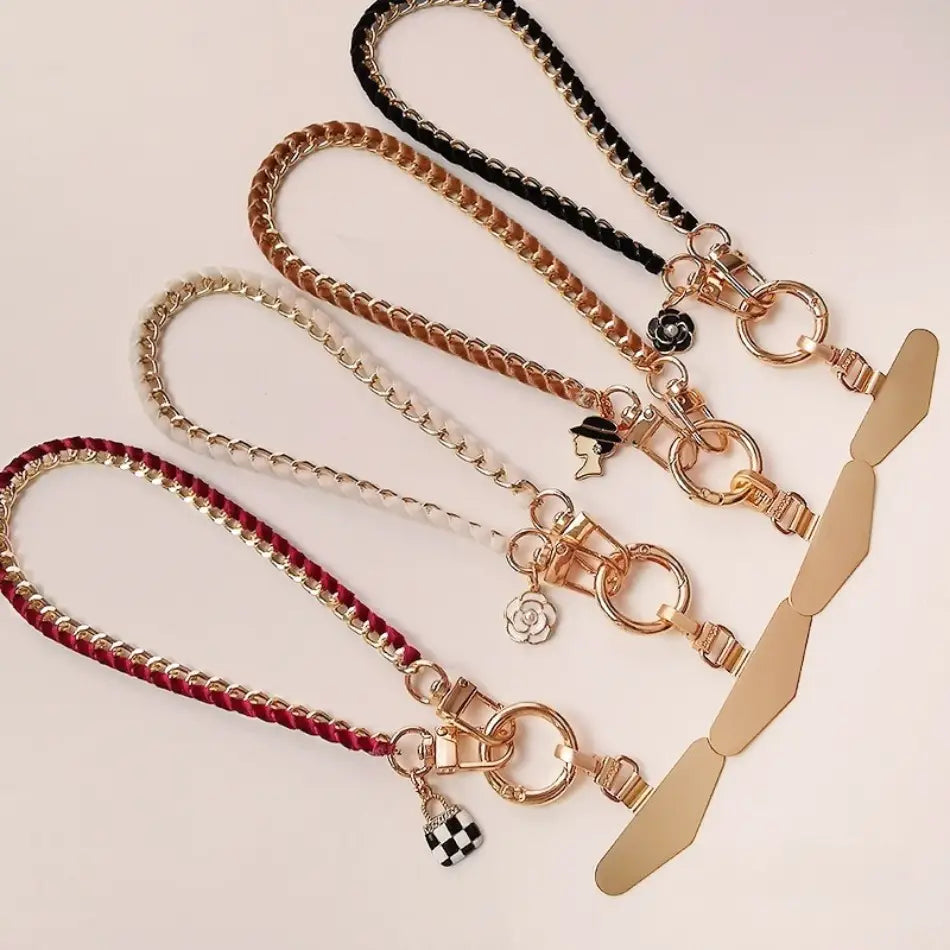 Handy-Handgelenkriemen aus goldfarbener Kette mit dekorativen Anhängern und elegantem minimalistischen Design für die Verwendung als Anti-Lost-Handylanyard.