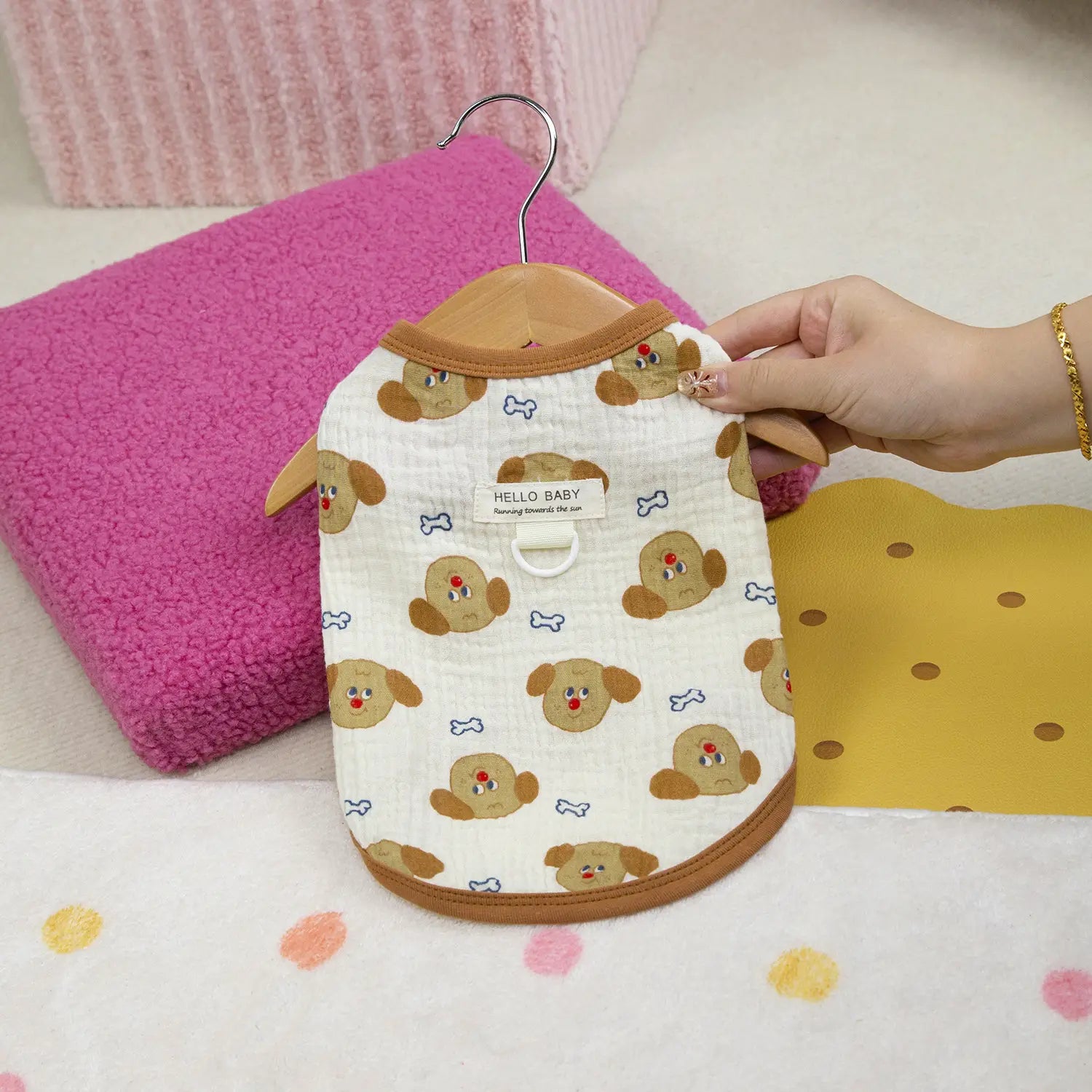 Chaleco de algodón para perro y gato, ropa de perro en color blanco, con bordado de osito de peluche, que presenta adorables perros de caricatura y huesos sobre una tela suave con ribete marrón y etiqueta "hello baby" en estilo de ropa para mascotas