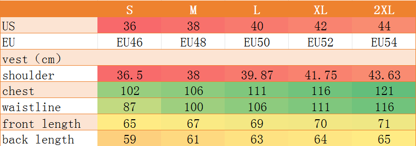 L’image présente un tableau des tailles pour un costume trois pièces beige pour hommes en coupe croisée double boutonnage, avec des mesures en centimètres et des tailles US et EU, allant de la taille S à 2XL.