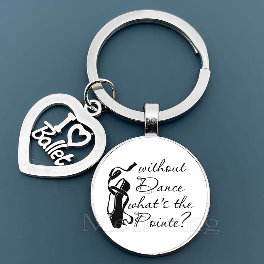 銀色のバレエキーチェーンで、ハート形のチャームに「I love ballet」があり、「without dance whats the point」というフレーズとバレリーナの靴のイラストが入った円形のガラスドームペンダント。