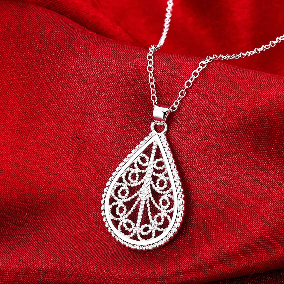 Collier pendentif en forme de goutte en argent sterling avec un design filigrané complexe et une bordure rehaussée de diamants, provenant de l’ensemble de bijoux en argent sterling en forme de goutte, serti d’une larme.
