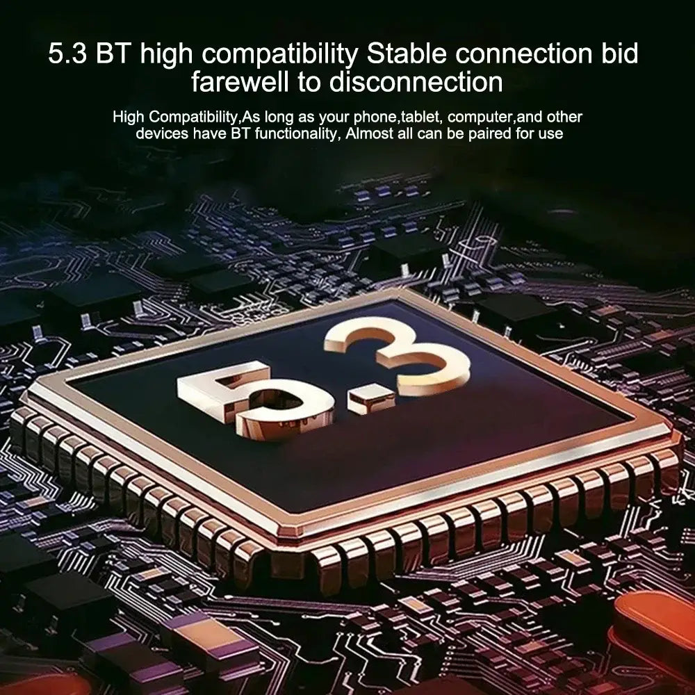 Goldfarbener 5,3-BT-Chip mit metallischer Oberfläche und erhobenen Ziffern auf der Rückseite des schwarzen X55 TWS kabellosen Bluetooth-Ohrhörer-Sets, vor einem dunklen Leiterplattenhintergrund