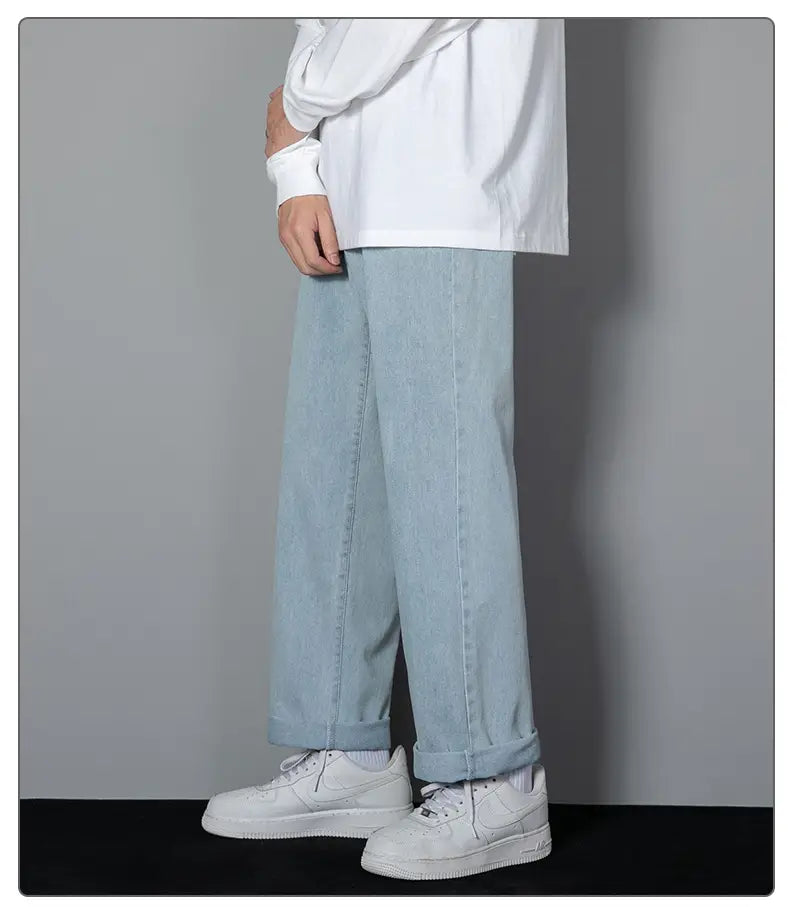 Helle Jeans-Hosen mit entspannter gerader Beinform und umgeschlagenen Säumen, konzipiert als Herren-Casual-Jeans in geradem Schnitt mit weitem Bein.