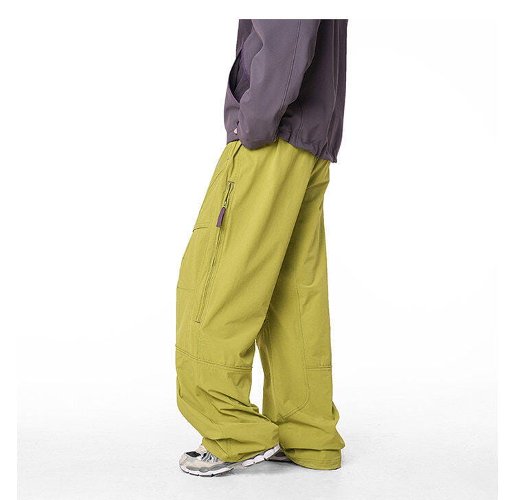 pantalones cargo impermeables de senderismo para hombre en verde oliva, con múltiples bolsillos, tejido de secado rápido y un corte ancho y relajado de pernera, mostrados desde el frente