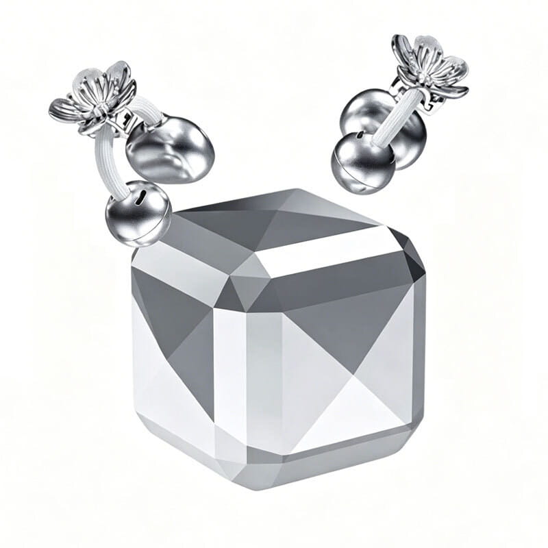 ein eleganter, silberner facettierter Kristallwürfel mit zarten floralen Ohrring-Akzenten für Bluetooth-TWS-Ohrhörer; mit metallischen Glöckchen in der Bluetooth-Version, für eine kompakte und praktische Nutzung