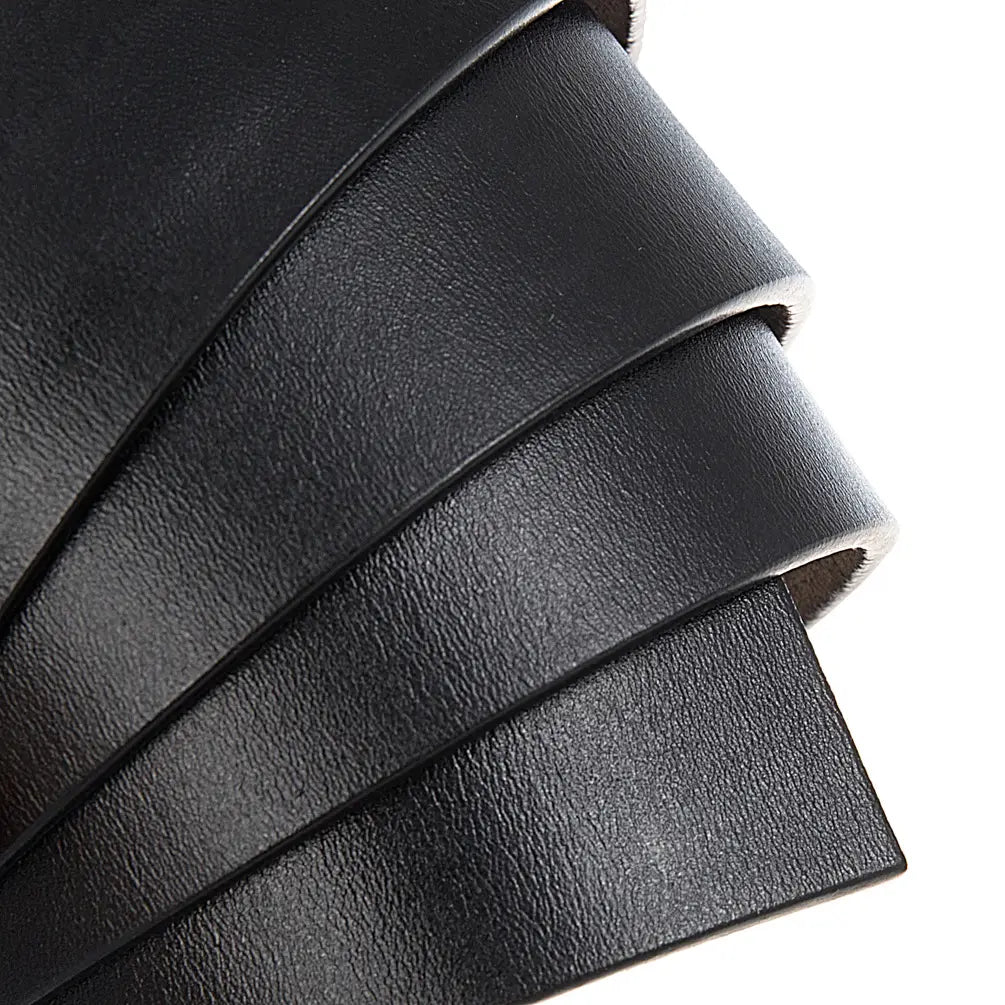 Ceinture en cuir noir à cliquet pour homme, sangle sans trous 3,5 cm, avec surface texturée lisse et surpiqûres visibles le long des bords.