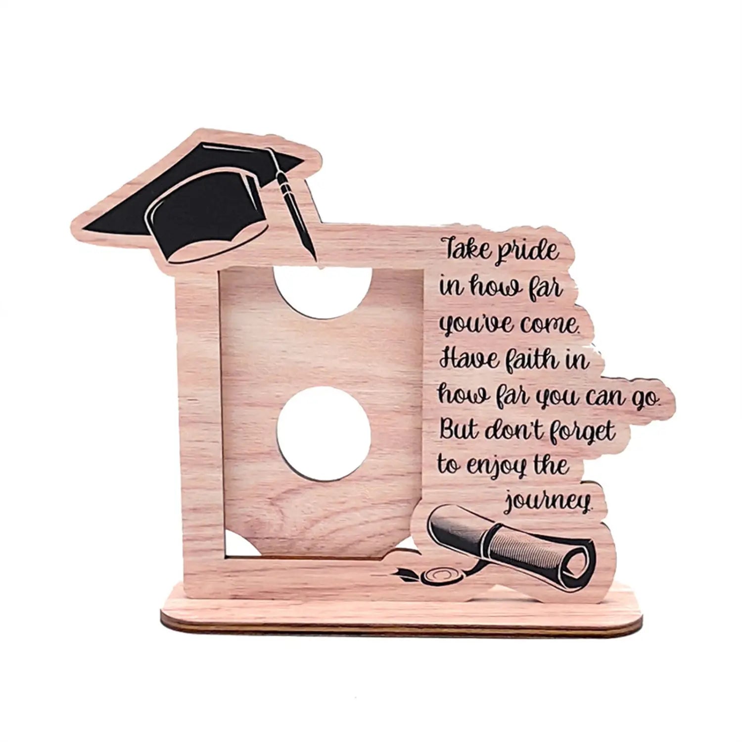 Hucha de madera de tono claro de graduación con cita motivacional grabada y diseños con recorte de una toga negra y un diploma de la colección de marcos de foto de graduación de madera de la Promoción 2025.