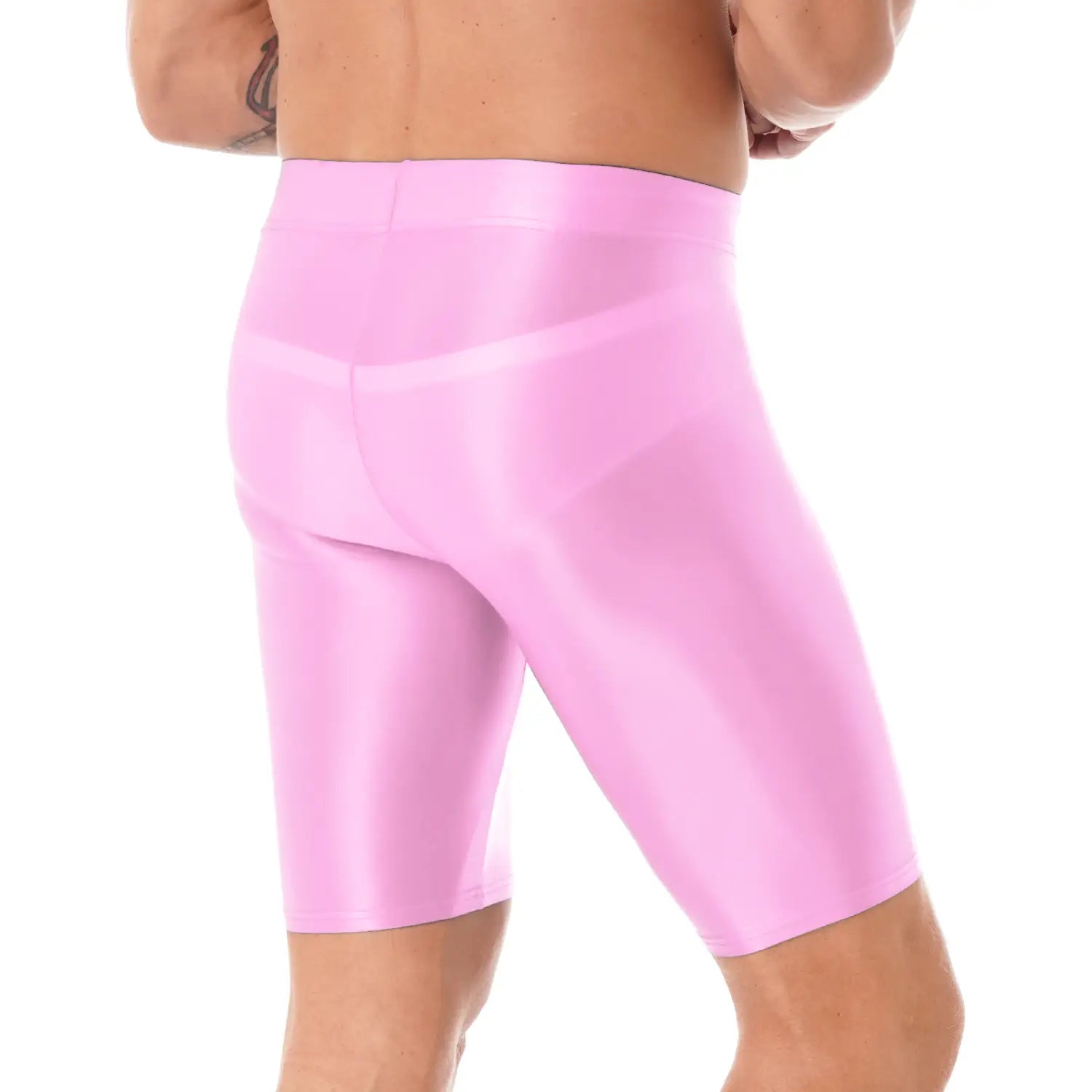 Shorts rosa brillante, fabricados con material brillante, mostrados junto con una camiseta de compresión para hombre de manga larga y acabado brillante para uso atlético