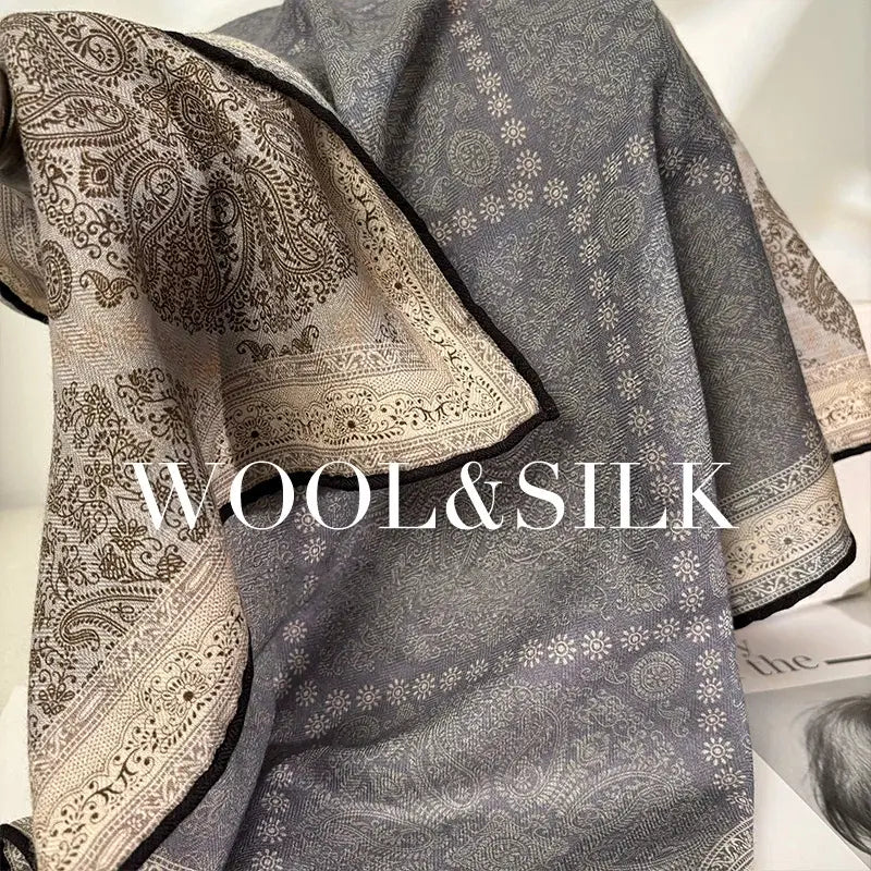 Ein luxuriöses graues und beiges Wollseidentaschentuch mit Paisley-Muster und detaillierter, filigraner Ausarbeitung am schwarzen Einfassungsrand.