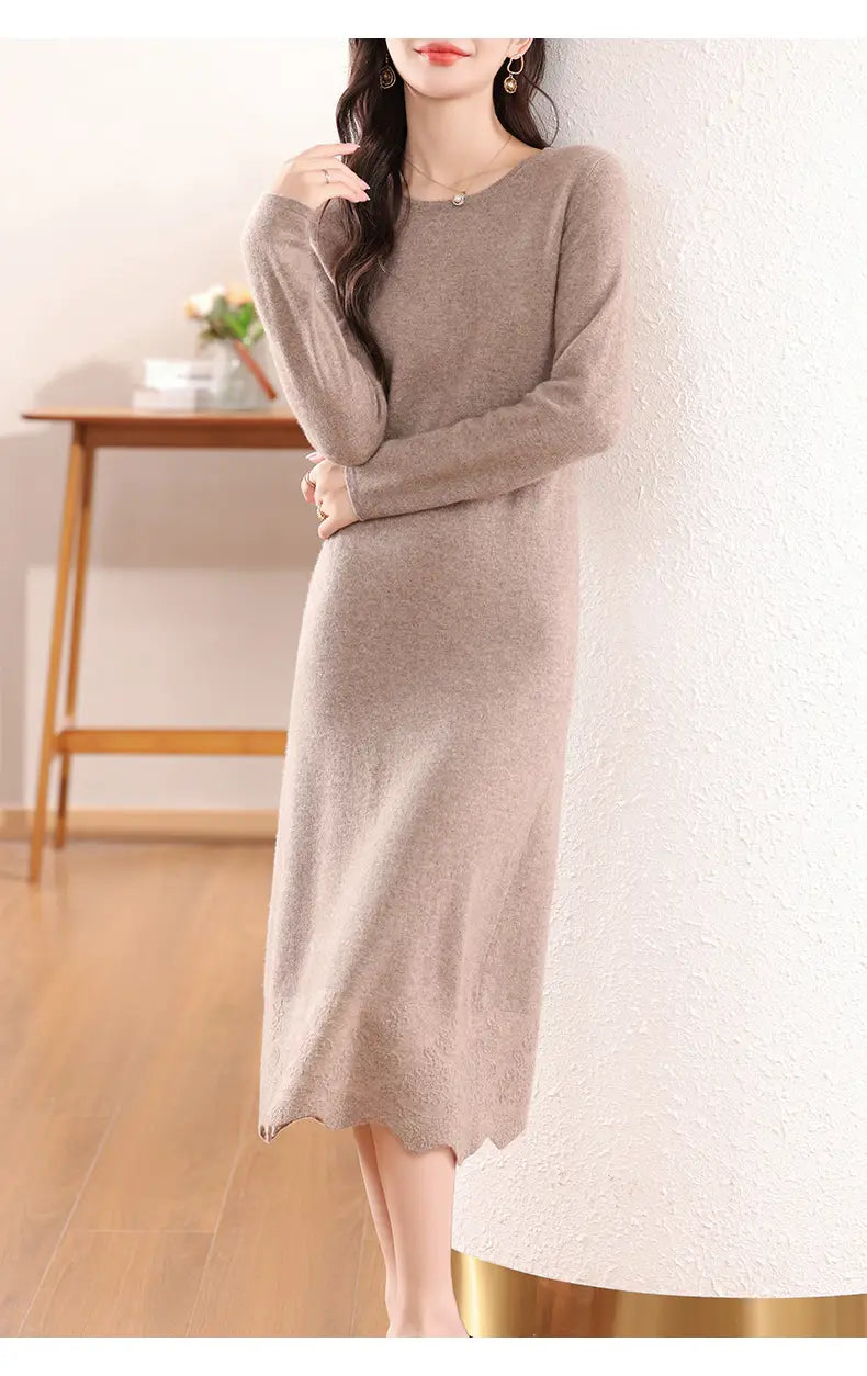 Ein weiches beiges Wollstrickkleid mit langen Ärmeln und gesäumter Volantabschlusslinie.
