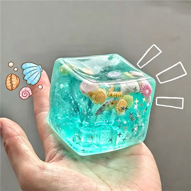 un cube sphérique translucide turquoise à faible rebond, visqueux et lent, rempli de coquillages colorés, d’étoiles de mer et d’étoiles scintillantes, vu de face