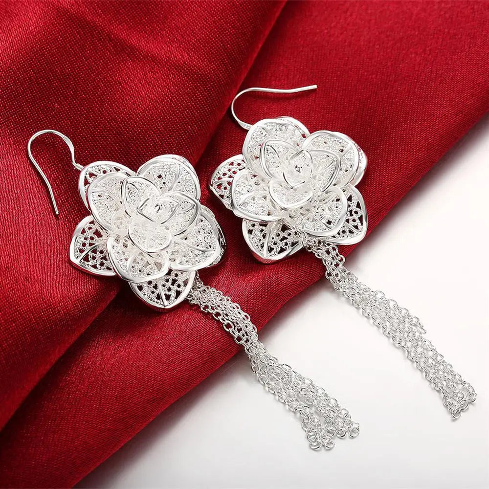 Boucles d’oreilles florales en argent sterling avec de délicats glands en chaîne provenant d’un ensemble assorti de bijoux.