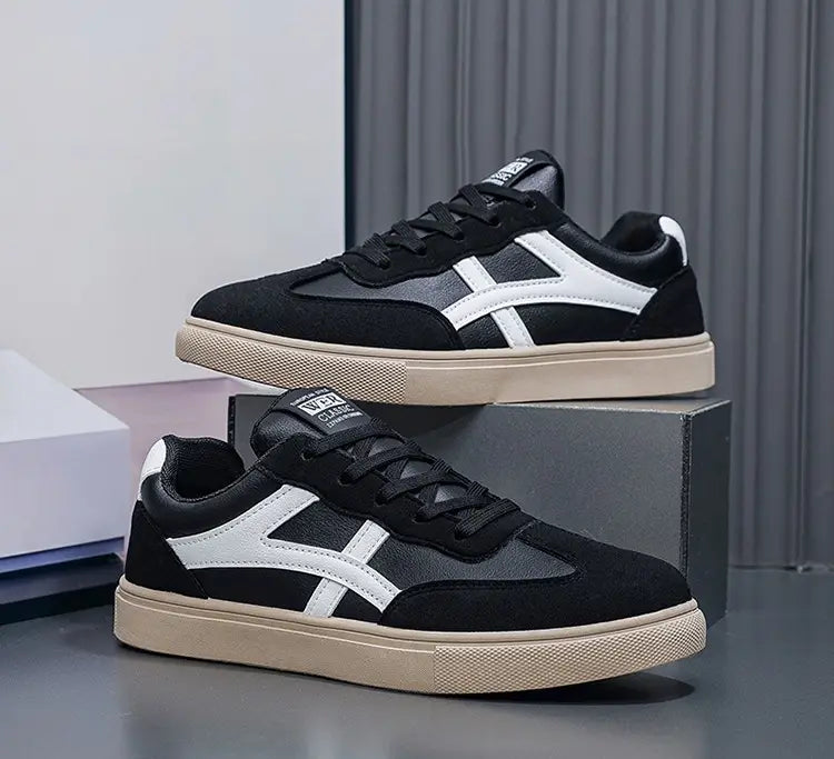 Sneakers décontractées pour hommes, chaussures de marche légères, en noir et blanc, présentant un dessus en daim avec panneaux en cuir contrastants et des semelles extérieures en caoutchouc beige.