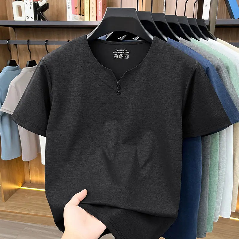 Camisa tipo henley para hombre de manga corta en negro con tres botones en el cuello, hecha de una tela suave con textura para uso casual.
