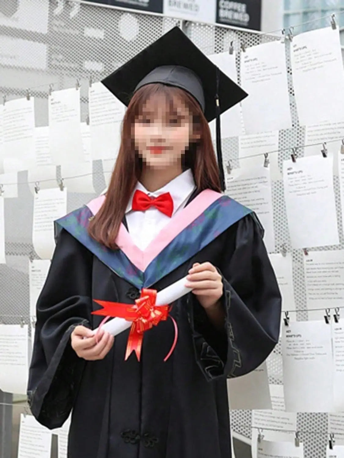 toque de fin d’études noire pour adulte avec gland, assortie à une robe de graduation noire, ornée d’une bordure en satin rose et bleue et d’un nœud papillon rouge