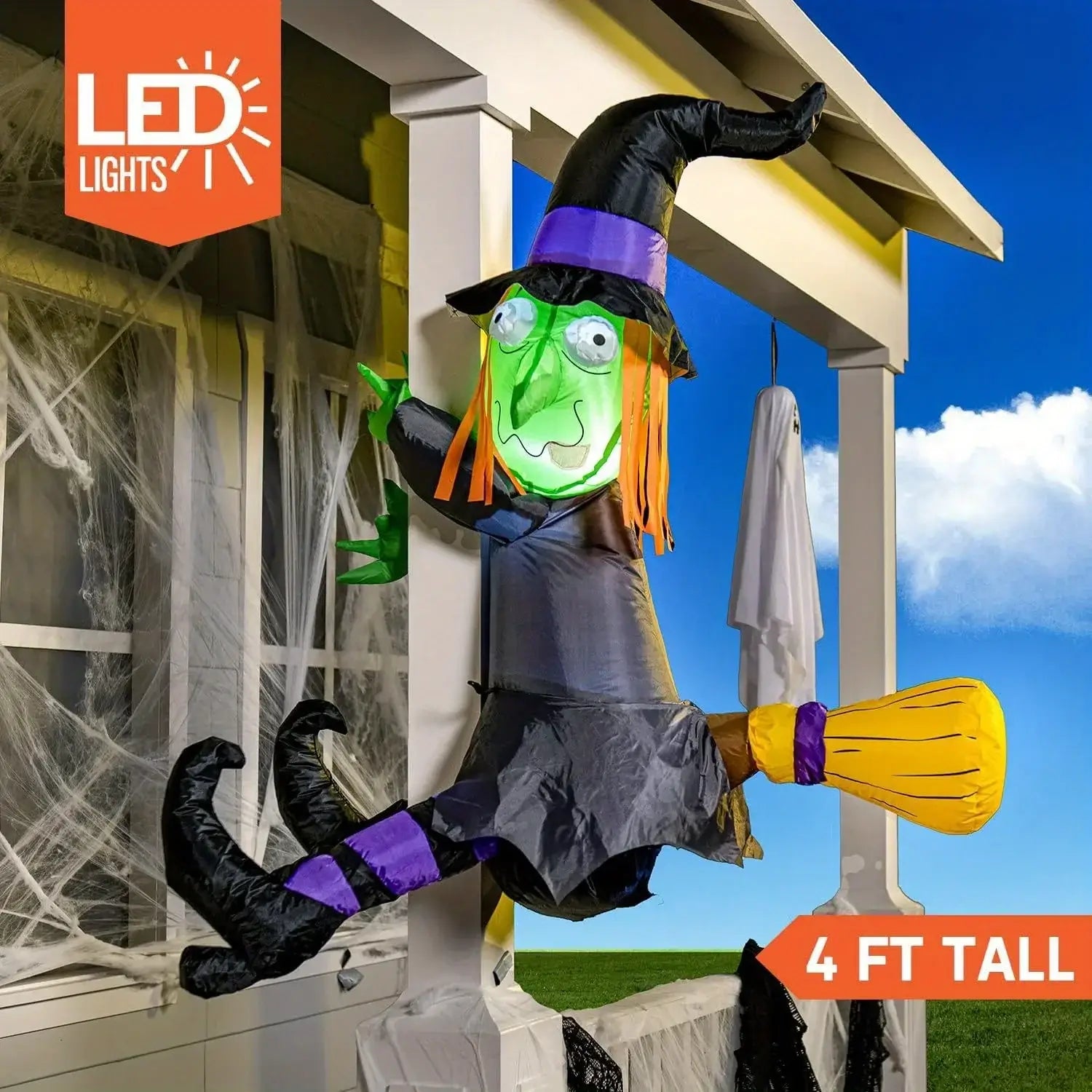 4-Fuß aufblasbare Hexe für den Außenbereich, LED-Dekoration mit einem leuchtenden grünen Gesicht, schwarzem Hut und Stiefeln mit violetten Bändern, die auf einem gelben Besenstiel mit LED-Lichtern reitet.