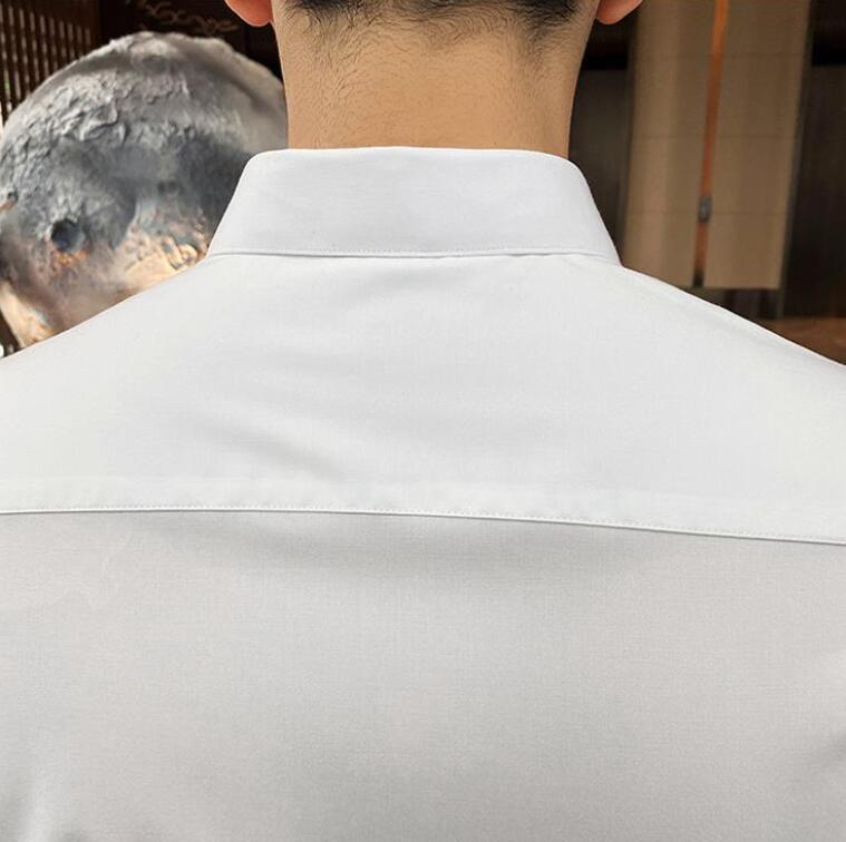Ein klares weißes Herren-Kurzarm-Kleidhemd mit sauberem, tailliertem Kragen aus Baumwollmischgewebe.