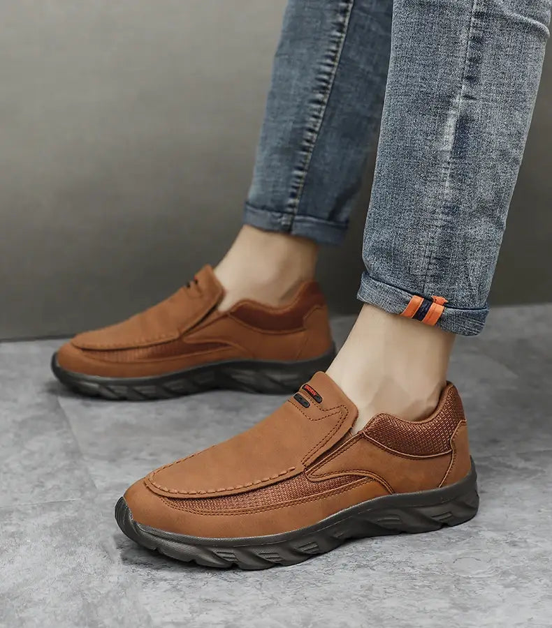 Herren-Lederschuhe im lässigen Stil in Braun mit strukturierten Mesh-Einsätzen und schwarzen Gummisohlen, für den lässigen Gebrauch konzipiert.