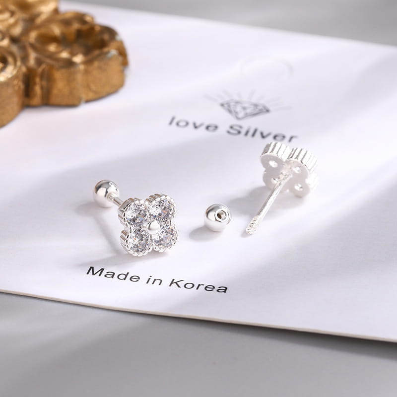 Pendientes tipo clavo de flor de cuatro pétalos en plata de ley con piedras de circonita cúbica transparentes, diseñados por Love Silver.
