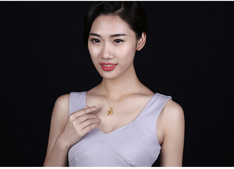 Collier pendentif moulin à vent en citrine doré en ton or comportant une chaîne délicate et un charmant ornement fleuri en forme de fleur, comme accessoire de pierre de naissance.