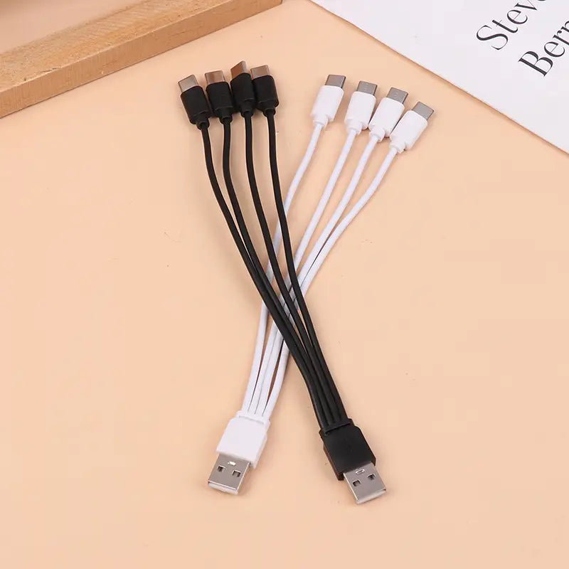 黒色および白色のusbからusb-cへのマルチポート急速充電ケーブルセットで、効率的な充電のための4in1充電ケーブルとして設計されています。