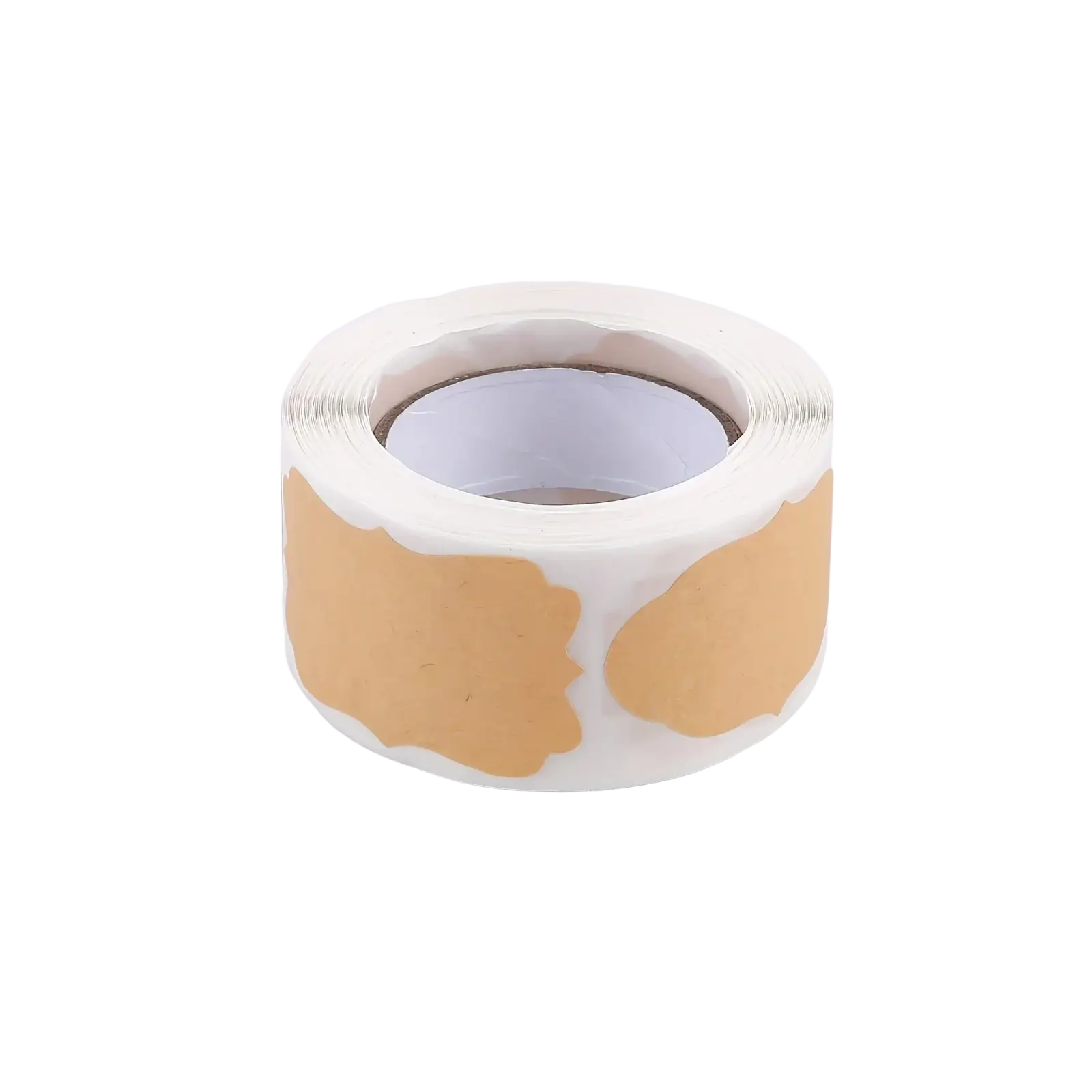 Un rouleau d’autocollants en papier adhésif beige à bords festonnés sur un support blanc pour des décorations de Noël.