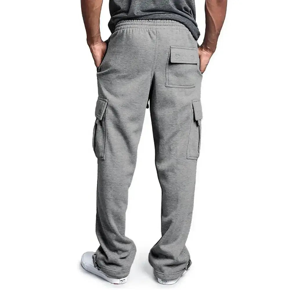 Pantalons cargo pour homme gris avec plusieurs poches et une coupe ample conçue comme un pantalon de jogging confortable.
