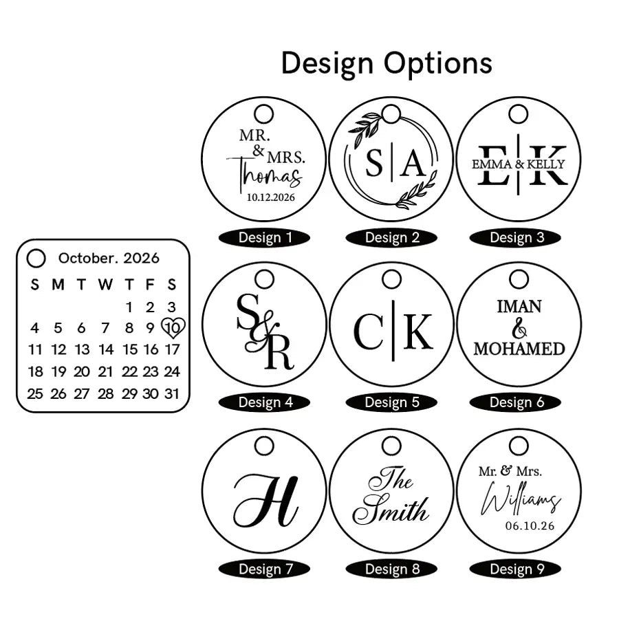 Porte-clés de calendrier personnalisé en acier inoxydable, cadeau personnalisé comprenant une étiquette circulaire personnalisable avec initiales monogrammées à l’encre noire dans une écriture élégante et des polices avec empattements sur fond blanc.
