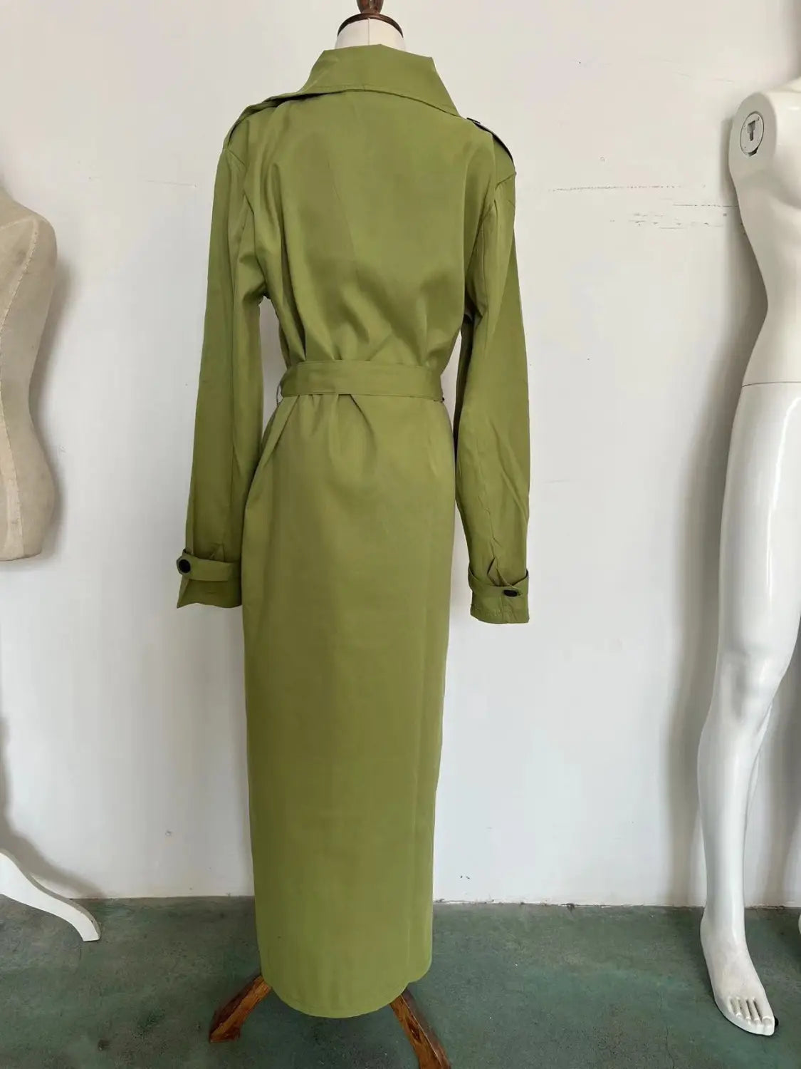 Herren-Langmantel in Olivgrün mit schwarz geknöpften Bündchen und passendem Gürtel, entworfen für Business-Casual-Kleidung.