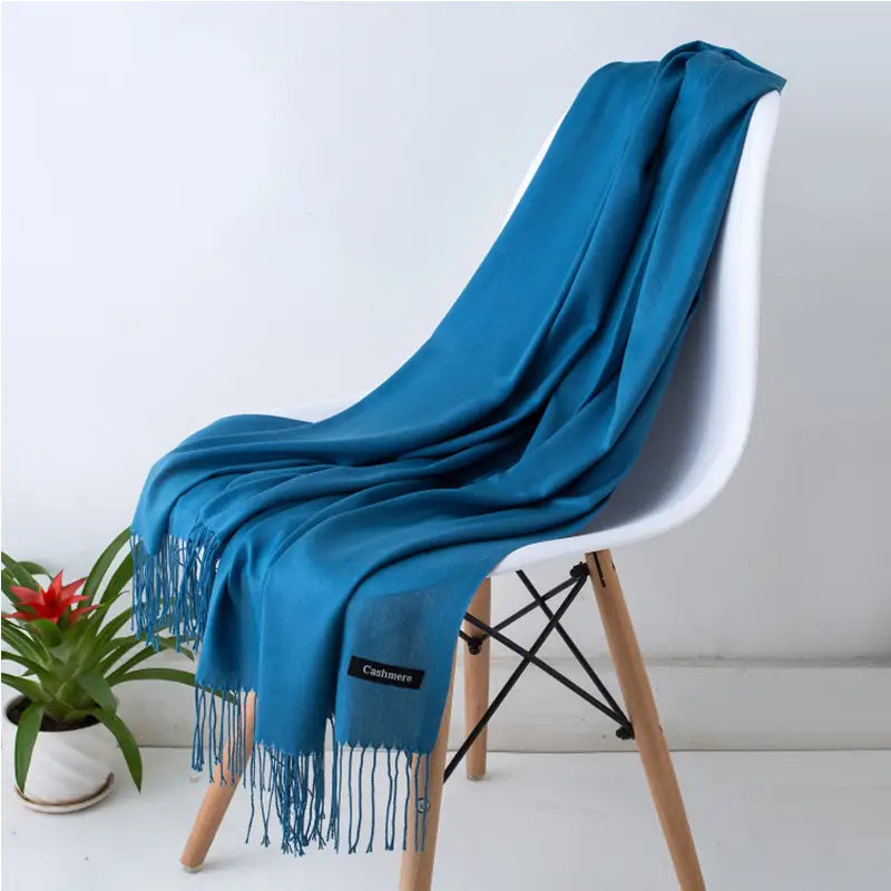 鮮やかなターコイズの女性用カシミヤ風冬用スカーフ／ショールです。やわらかなカシミヤ素材で作られており、繊細なフリンジのディテールと控えめな織りラベルが付いています。