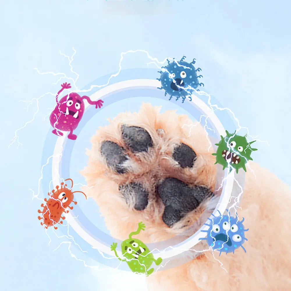 Una pata de perro color beige esponjosa con almohadillas de color gris oscuro rodeadas de gérmenes coloridos estilo caricatura que ilustran el uso de una taza de cepillo limpiador de patas de silicona en tamaño mini para lavar las patas del perro