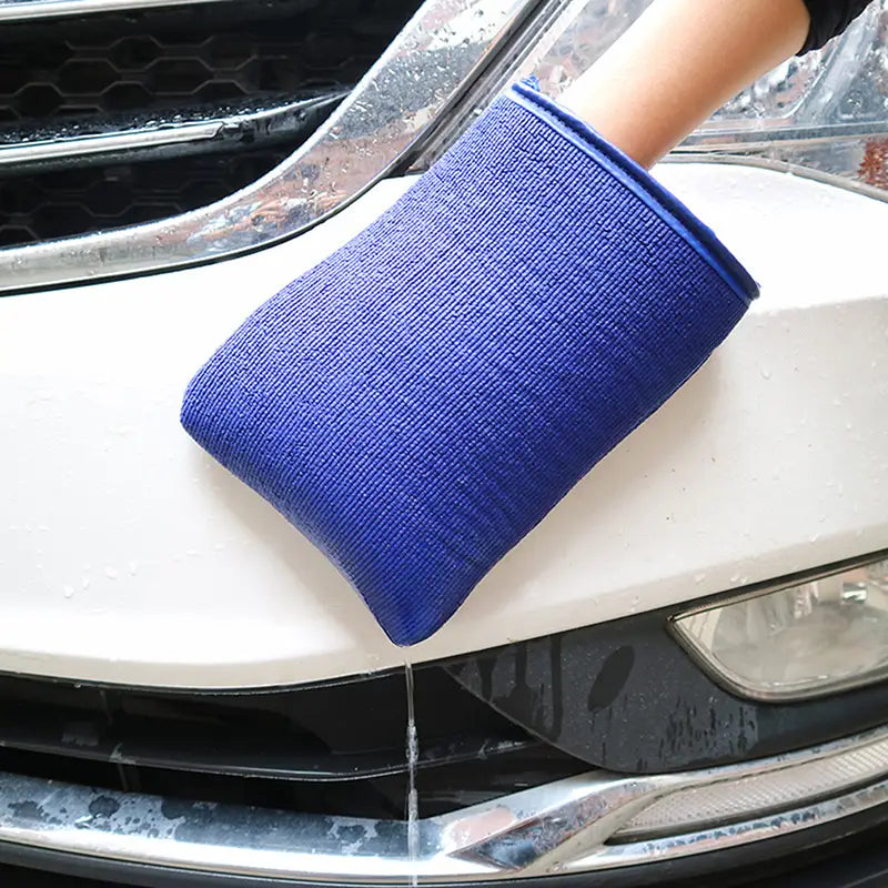 Guante azul de microfibra para lavado de autos con superficie acanalada texturizada y bordes reforzados para el detallado automotriz de Magic Clay Cloth.