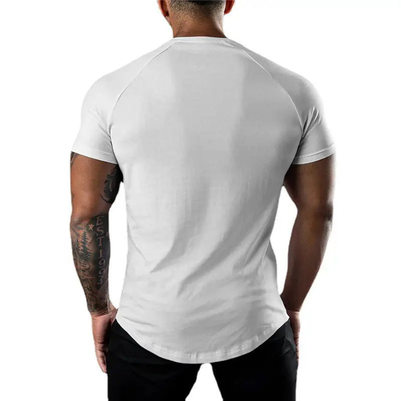 T-shirt de sport blanc en coton à manches courtes, à manches raglan et ourlet incurvé, conçu pour un usage en entraînement slim fit pour hommes.