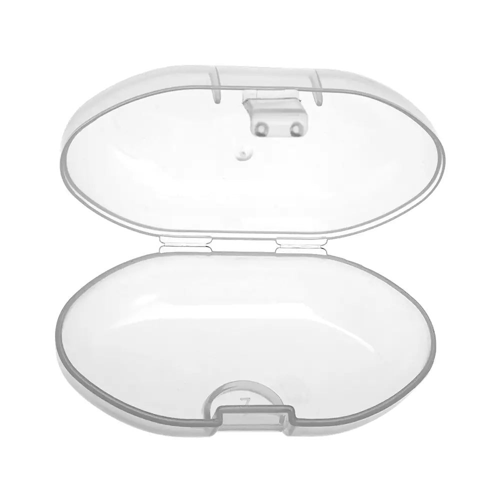 Klare, ovale Kunststoffhülle mit scharnierendem Deckel und Schnappverschluss für eine BPA-freie Silikon-Babysfingernzahnbürste.