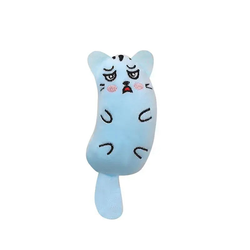 刺しゅうによる黒いひげ、ピンクのほお、赤い口を備えた、ライトブルーのぬいぐるみのアイスクリームポップ型のキャット形おもちゃ。おもちゃタイプのコレクションに含まれる、子猫が噛むためのインタラクティブな動物おもちゃとして設計されています。