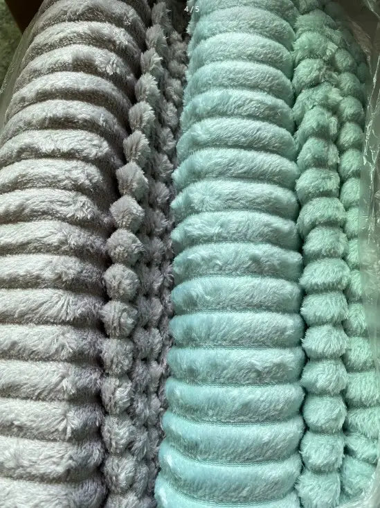 Graue und mintfarbene, plüschige Fleecedecke mit Kordoptik, 100x150 cm, mit Pomponbesatz, weiche Fleecedecke, geeignet für Bett und Sofa