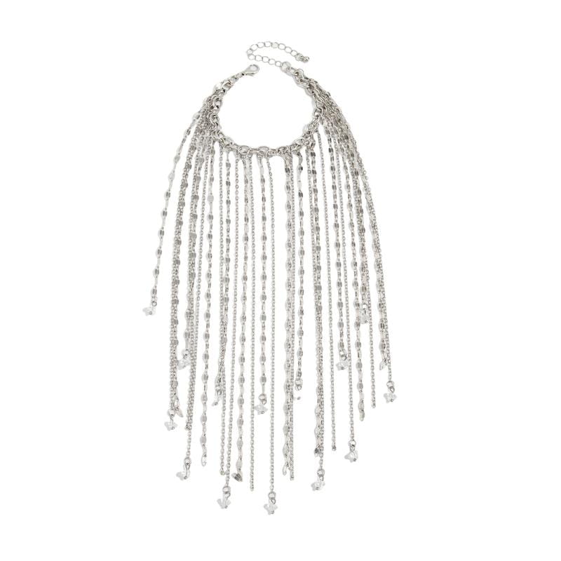collier à franges en chaîne d'argent pour femmes, avec des brins délicats en cascade et de petits charmes suspendus, présenté dans le bracelet de charme à gland géométrique pour femmes.