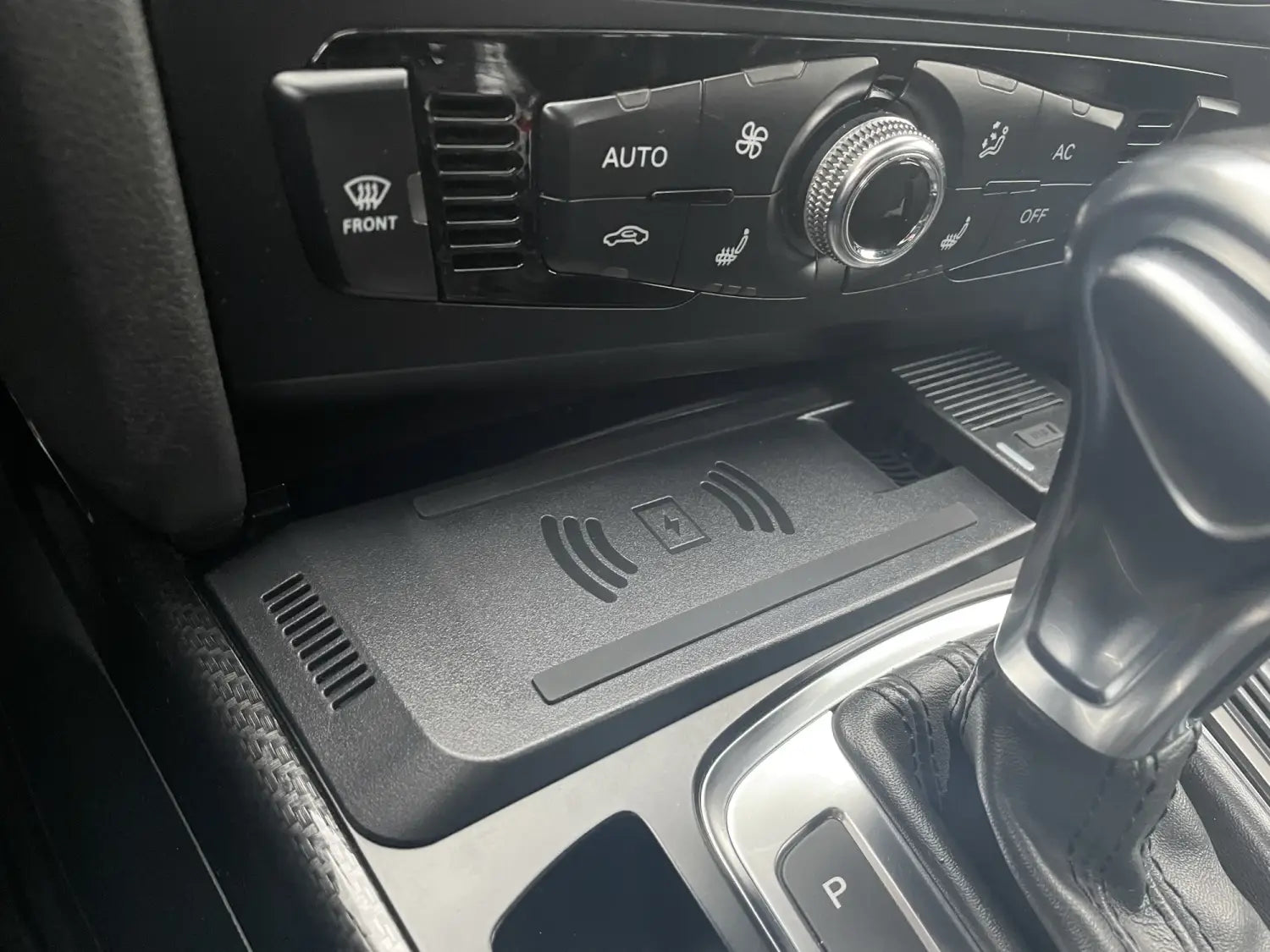 Almohadilla de carga inalámbrica negra con textura, con onda en relieve e iconos de batería para el soporte de cargador inalámbrico para automóvil Audi A4 Q5 de 15 W.
