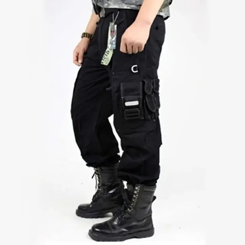 Herren-Tactical-Cargo-Hosen in Schwarz aus Baumwolle mit mehreren Utility-Taschen und strapazierfähigem Stoff, ausgelegt für Outdoor- und Tactical-Einsatz.