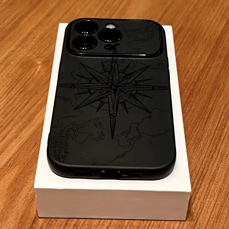 El reverso de una funda para iPhone negra mate a prueba de golpes que presenta un diseño grabado de rosa de los vientos y un diseño de mapa mundial.