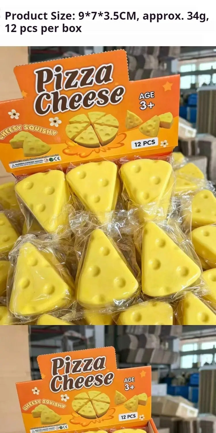 Set aus langsam aufsteigenden, quetschigen Spielzeugen in Form von Dreiecks-Käse, 12-teilig, mit gelben dreieckigen Käseformen, verpackt in klarem Kunststoff, mit einer orangefarbenen Pappschachtel, die mit „Pizza Cheese“ beschriftet ist.
