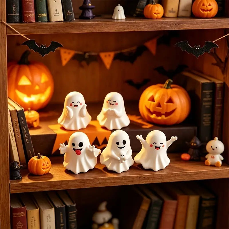 ハロウィンの装飾用の、にこやかな表情と遊び心のあるポーズを備えた白い陶器製ゴースト置物5体セットです。