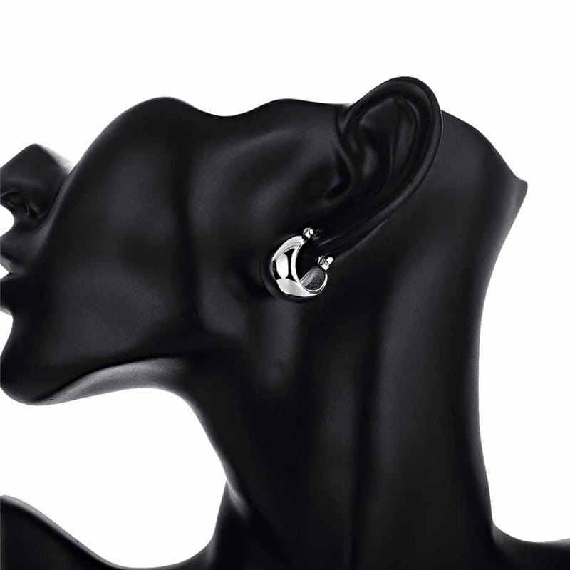 Boucles d’oreilles créoles minimalistes en argent sterling 925 à tonalité argent, avec un design moderne et épuré et une finition réfléchissante subtile.