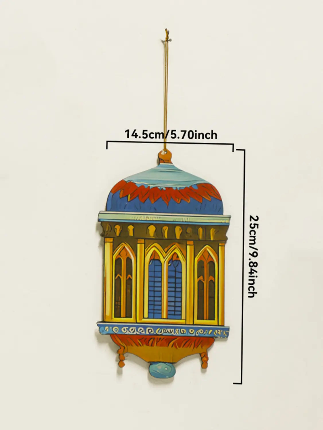 Un farol de luna estrella de decoración de pared de Ramadán islámico de madera, pintado a todo color, con forma de farol gótico en miniatura, con acentos azules y dorados en estilo moderno.